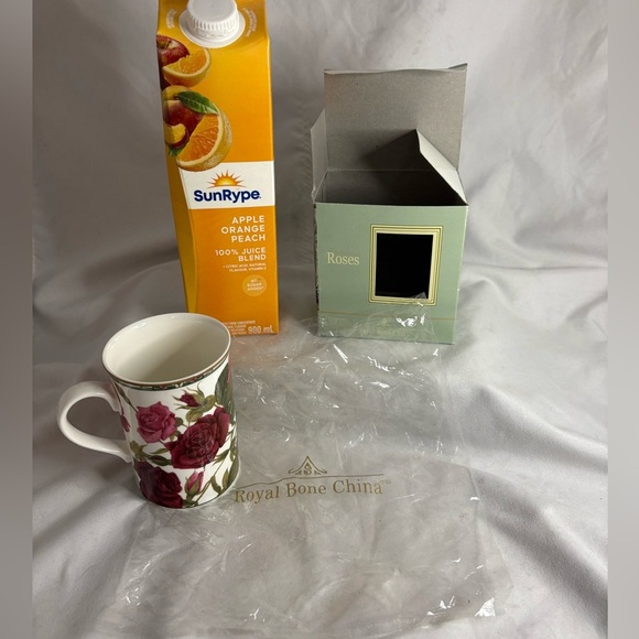 Royal Bone China “ Roses” mug - Picture 3 of 8